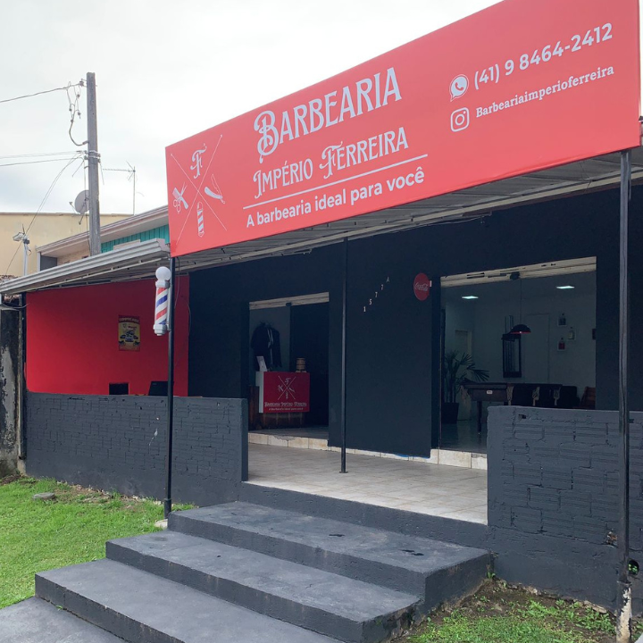 Fachada da Barbearia Império Ferreira, com placa vermelha, no Bairro Alto, Curitiba